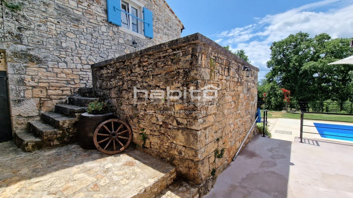 Poreč - Obnovljena istrska kamnita hiša z bazenom