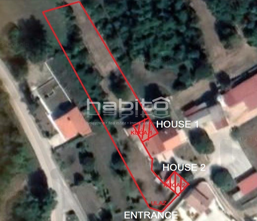 Poreč 20 km - Dve kamniti hiši za obnovo s prostornim dvoriščem, mirna lokacija