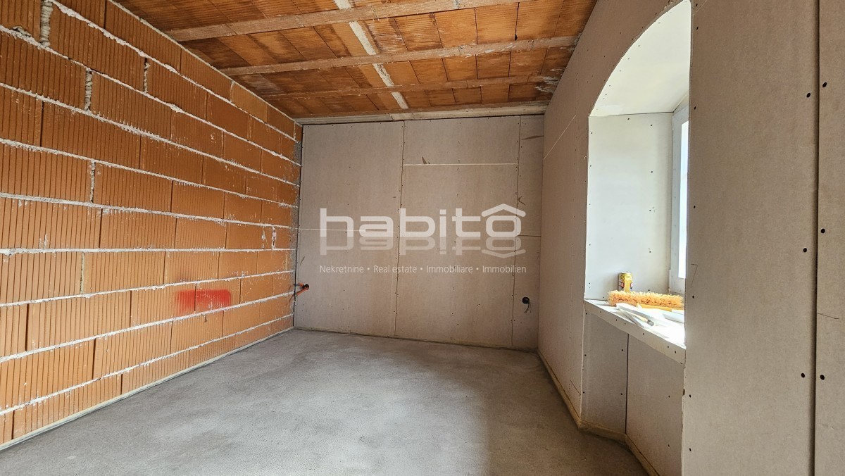 Poreč, okolica Višnjana - Kamnita hiša z vrtom, delno obnovljena