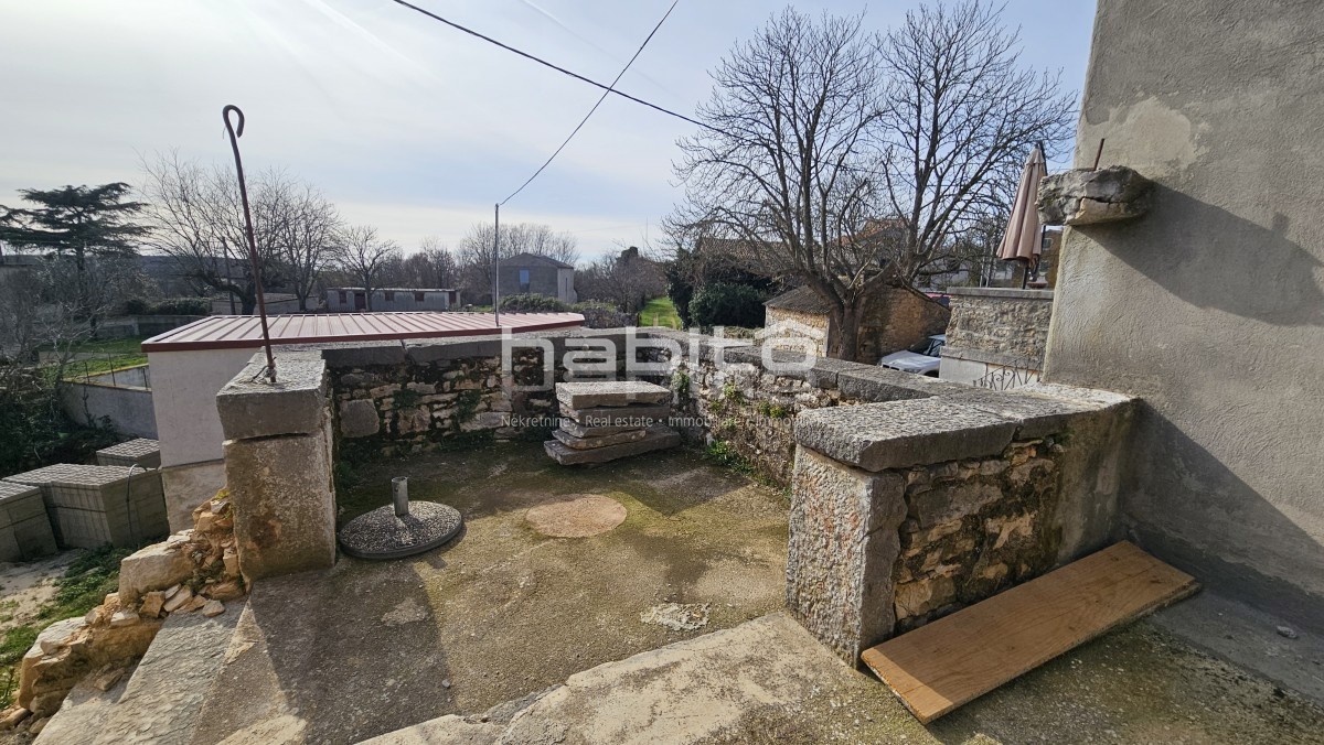 Poreč, okolica Višnjana - Kamnita hiša z vrtom, delno obnovljena
