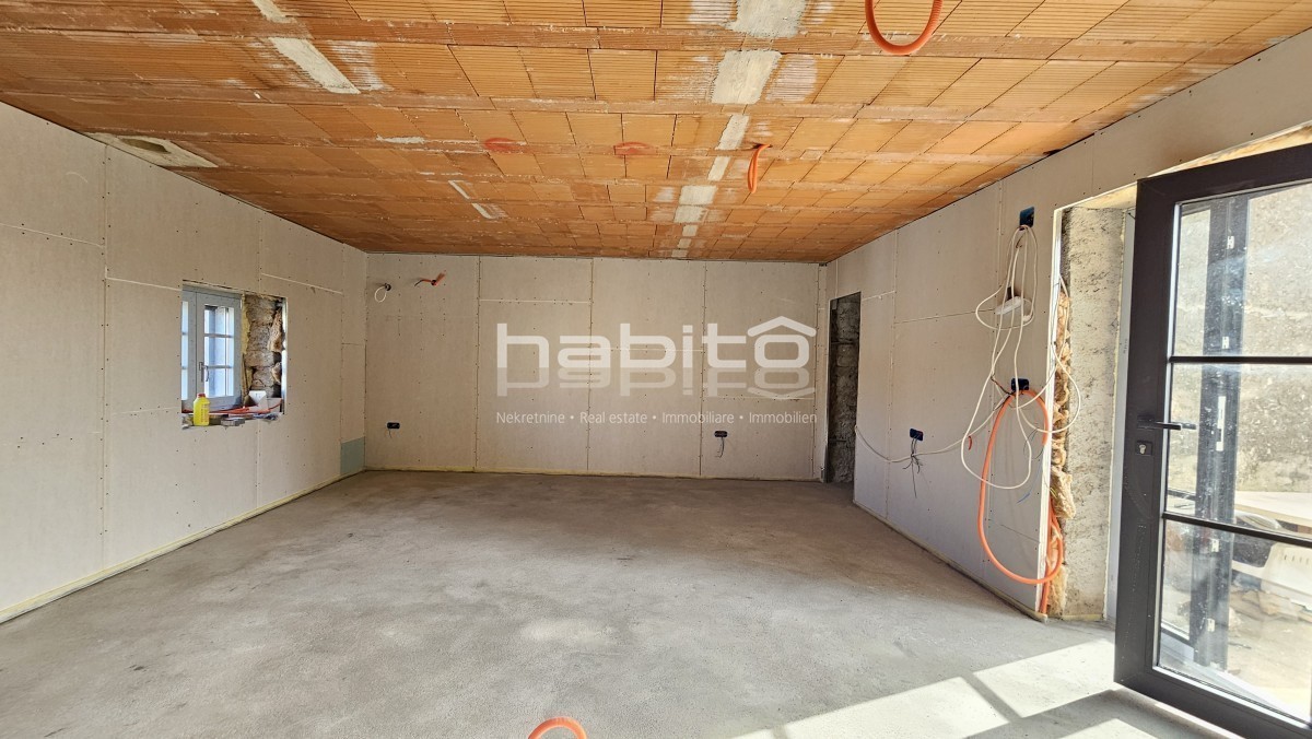 Poreč, okolica Višnjana - Kamnita hiša z vrtom, delno obnovljena