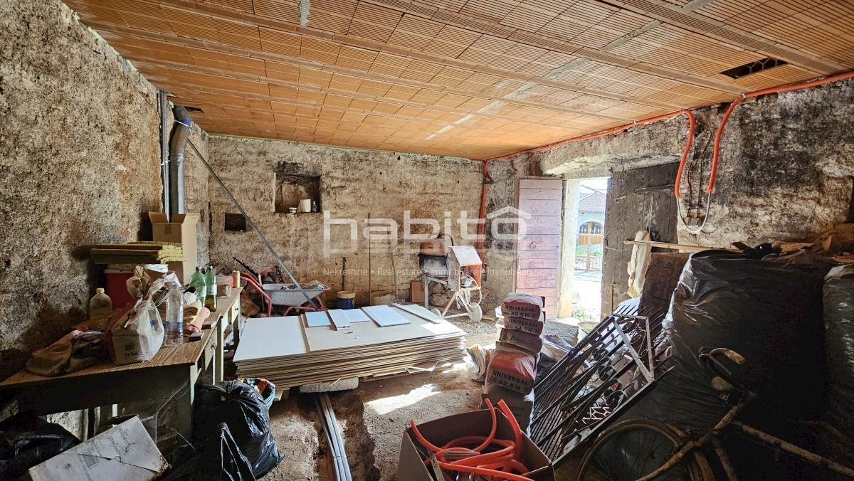 Poreč, okolica Višnjana - Kamnita hiša z vrtom, delno obnovljena