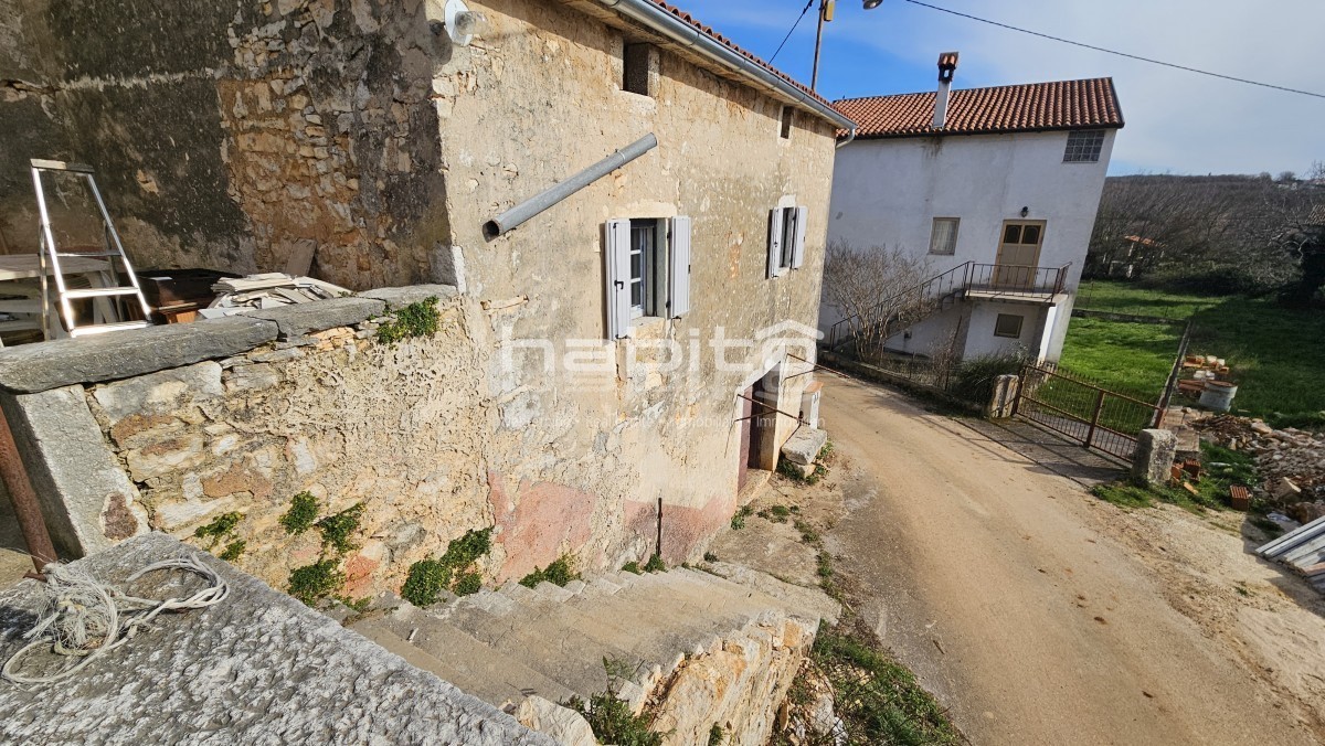 Poreč, okolica Višnjana - Kamnita hiša z vrtom, delno obnovljena
