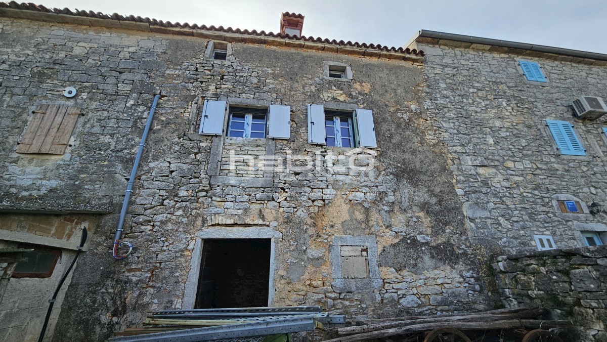 Poreč, okolica Višnjana - Kamnita hiša z vrtom, delno obnovljena