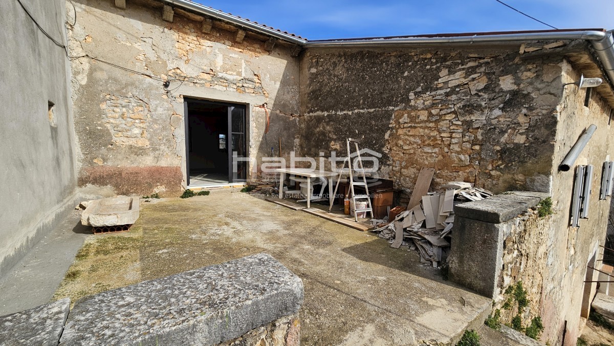 Poreč, okolica Višnjana - Kamnita hiša z vrtom, delno obnovljena