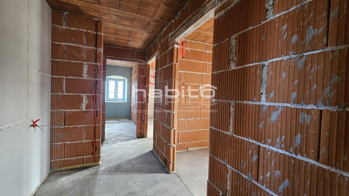 Poreč, okolica Višnjana - Kamnita hiša z vrtom, delno obnovljena