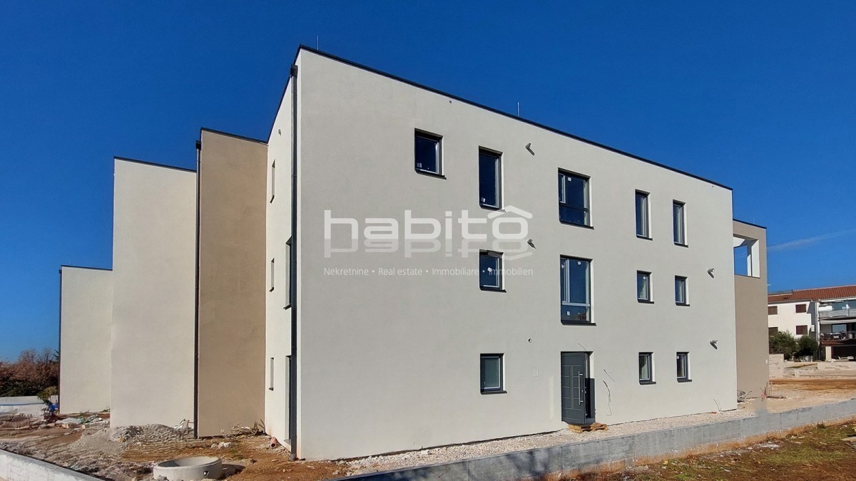 Poreč, stanovanje v gradnji 95 m2 z vrtom 115 m2, 1500 m od morja