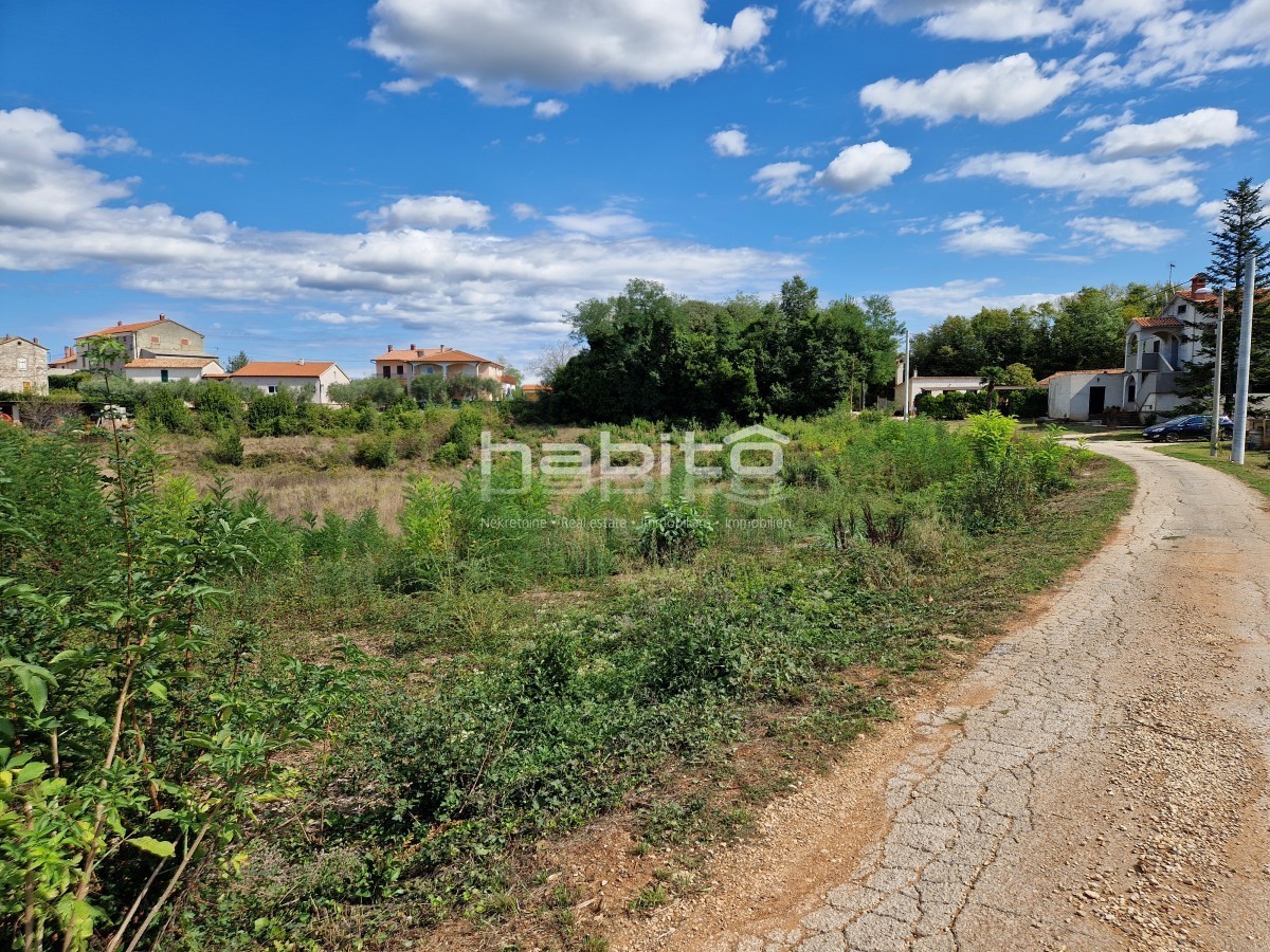 Poreč okolica - Građevinsko zemljište na mirnoj lokaciji, 7 km od mora