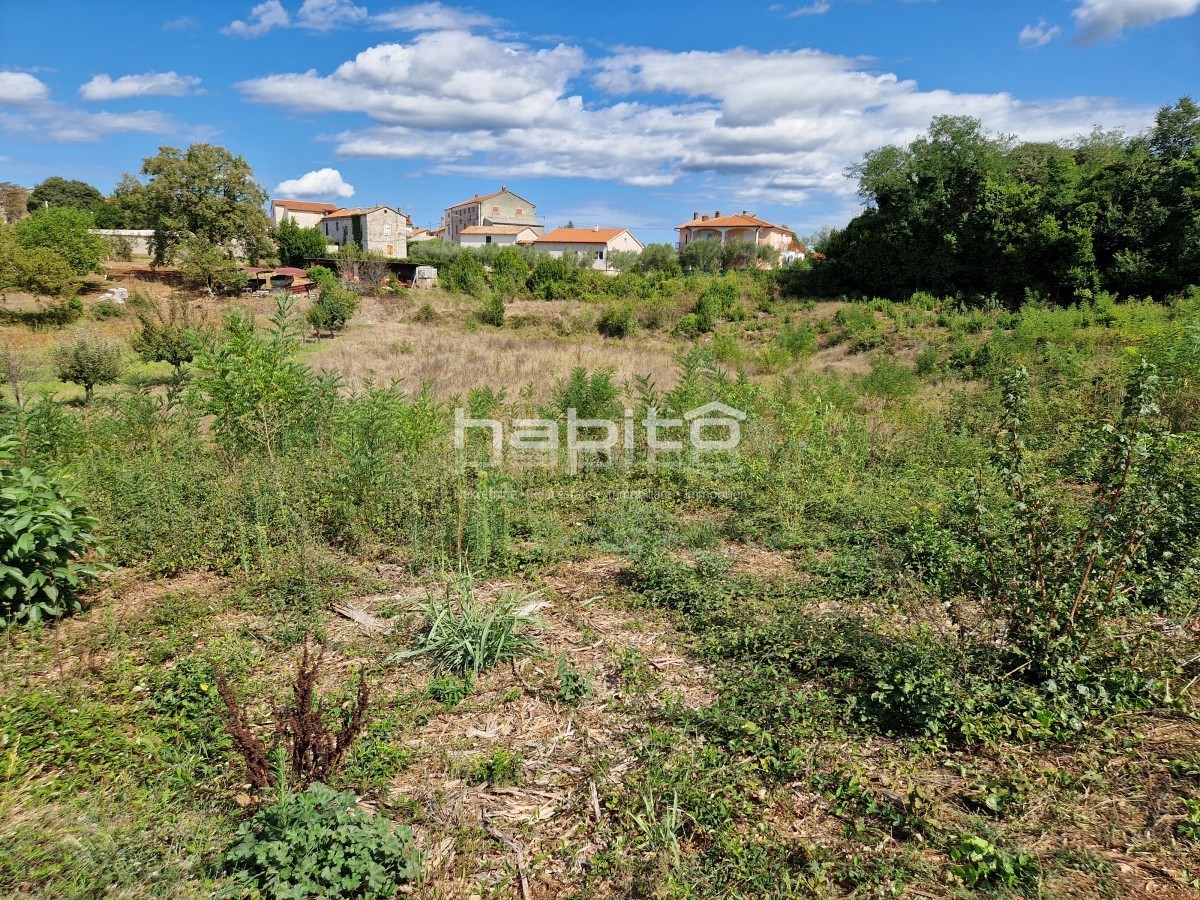 Poreč okolica - Građevinsko zemljište na mirnoj lokaciji, 7 km od mora