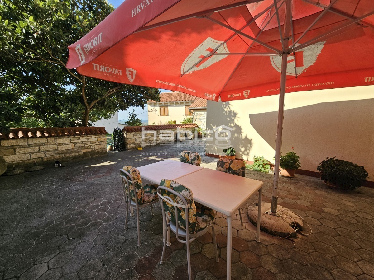 Buje - Hiša, gostinski lokal, garaža in dvorišče, POGLED NA MORJE