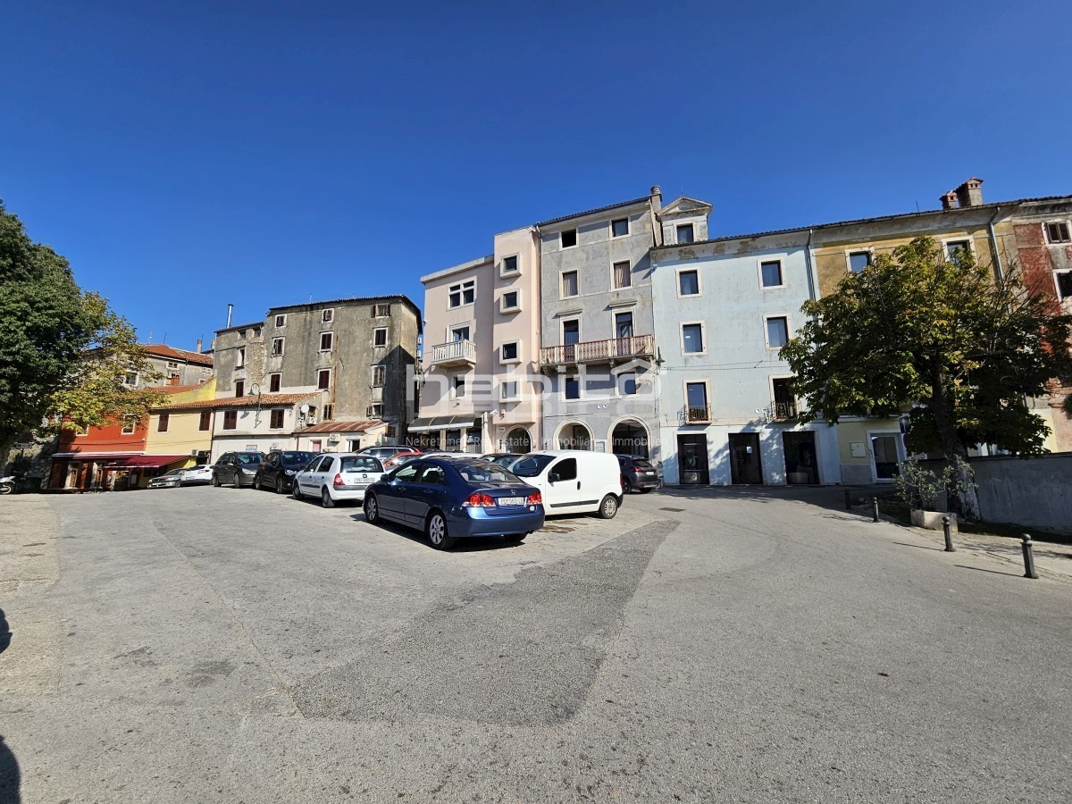 Buje - Hiša, gostinski lokal, garaža in dvorišče, POGLED NA MORJE