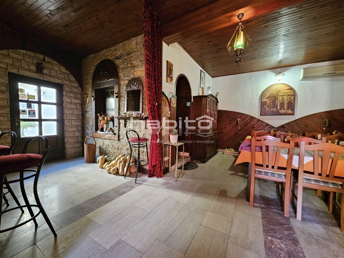Buje - Hiša, gostinski lokal, garaža in dvorišče, POGLED NA MORJE