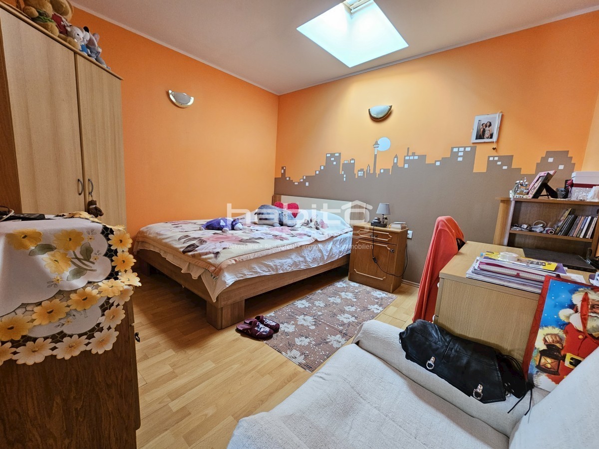 Buje - Hiša, gostinski lokal, garaža in dvorišče, POGLED NA MORJE
