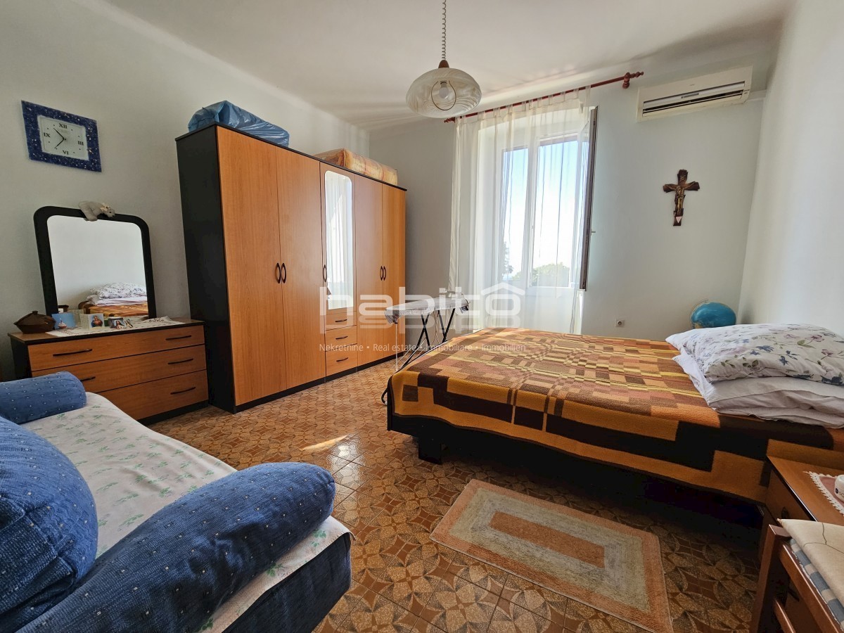 Buje - Hiša, gostinski lokal, garaža in dvorišče, POGLED NA MORJE