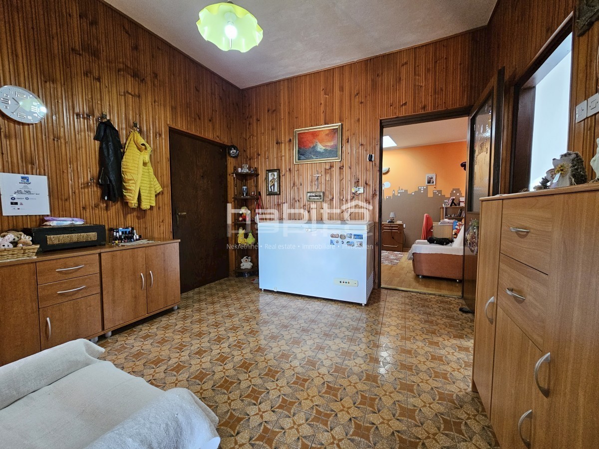 Buje - Hiša, gostinski lokal, garaža in dvorišče, POGLED NA MORJE
