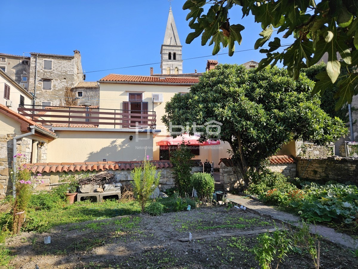 Buje - Hiša, gostinski lokal, garaža in dvorišče, POGLED NA MORJE