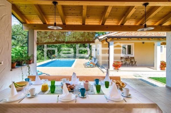 Poreč 17 km - Udobna pritlična hiša s bazenom, poletno kuhinjo in kletjo