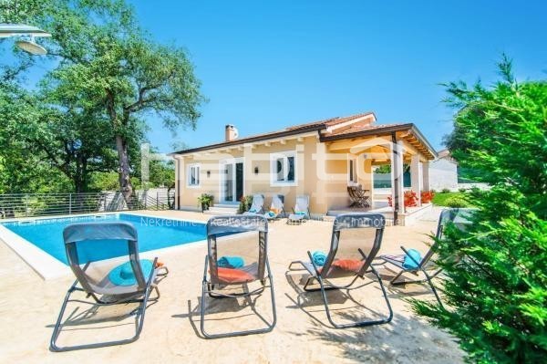 Poreč 17 km - Udobna pritlična hiša s bazenom, poletno kuhinjo in kletjo