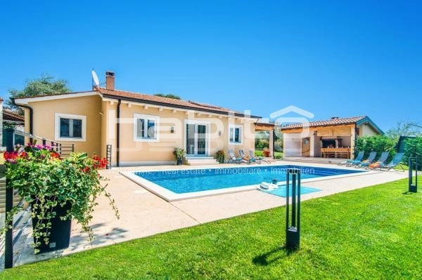 Poreč 17 km - Udobna pritlična hiša s bazenom, poletno kuhinjo in kletjo