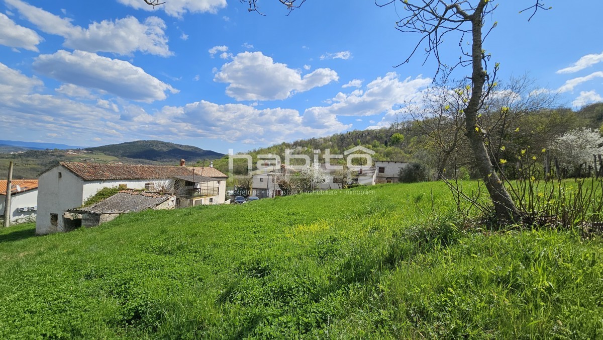 Motovun - Stara kamnita hiša s panoramskim razgledom na Motovun