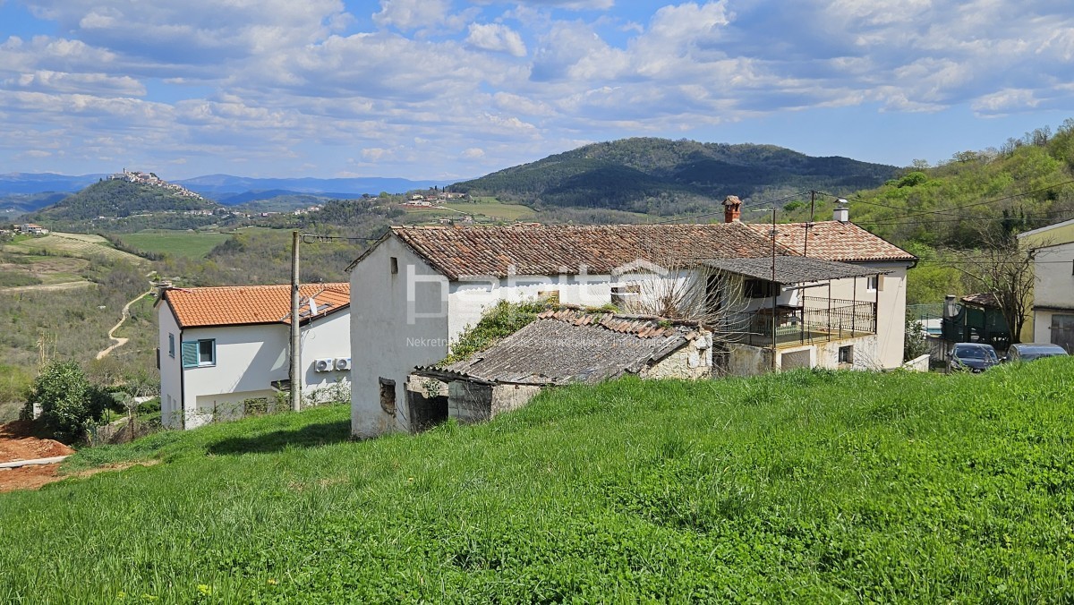Motovun - Stara kamnita hiša s panoramskim razgledom na Motovun