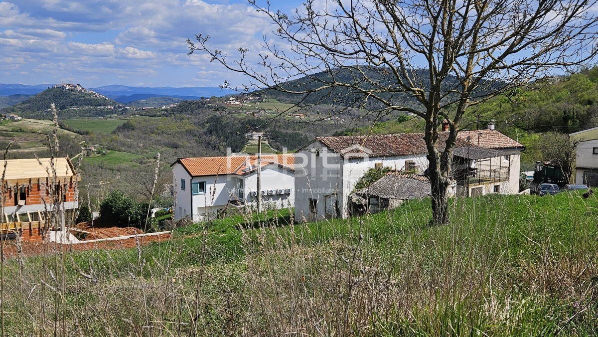 Motovun - Stara kamnita hiša s panoramskim razgledom na Motovun
