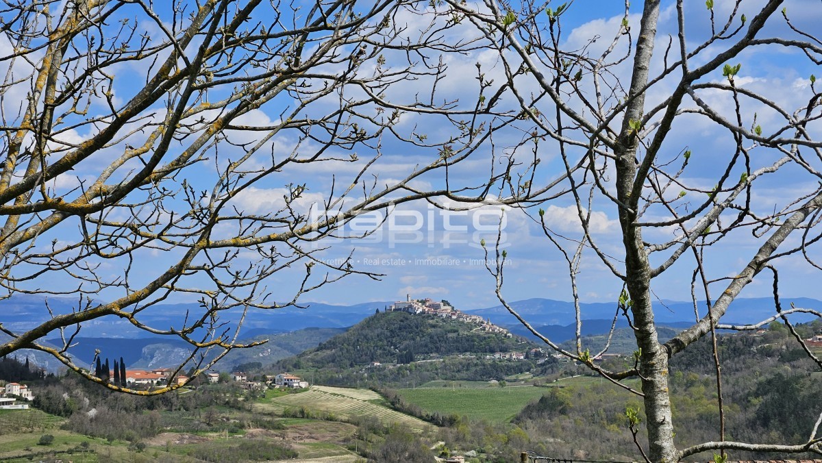 Motovun - Stara kamnita hiša s panoramskim razgledom na Motovun