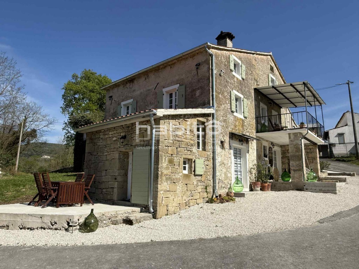 Prenovljena kamnita hiša z očarljivim pogledom na Motovun