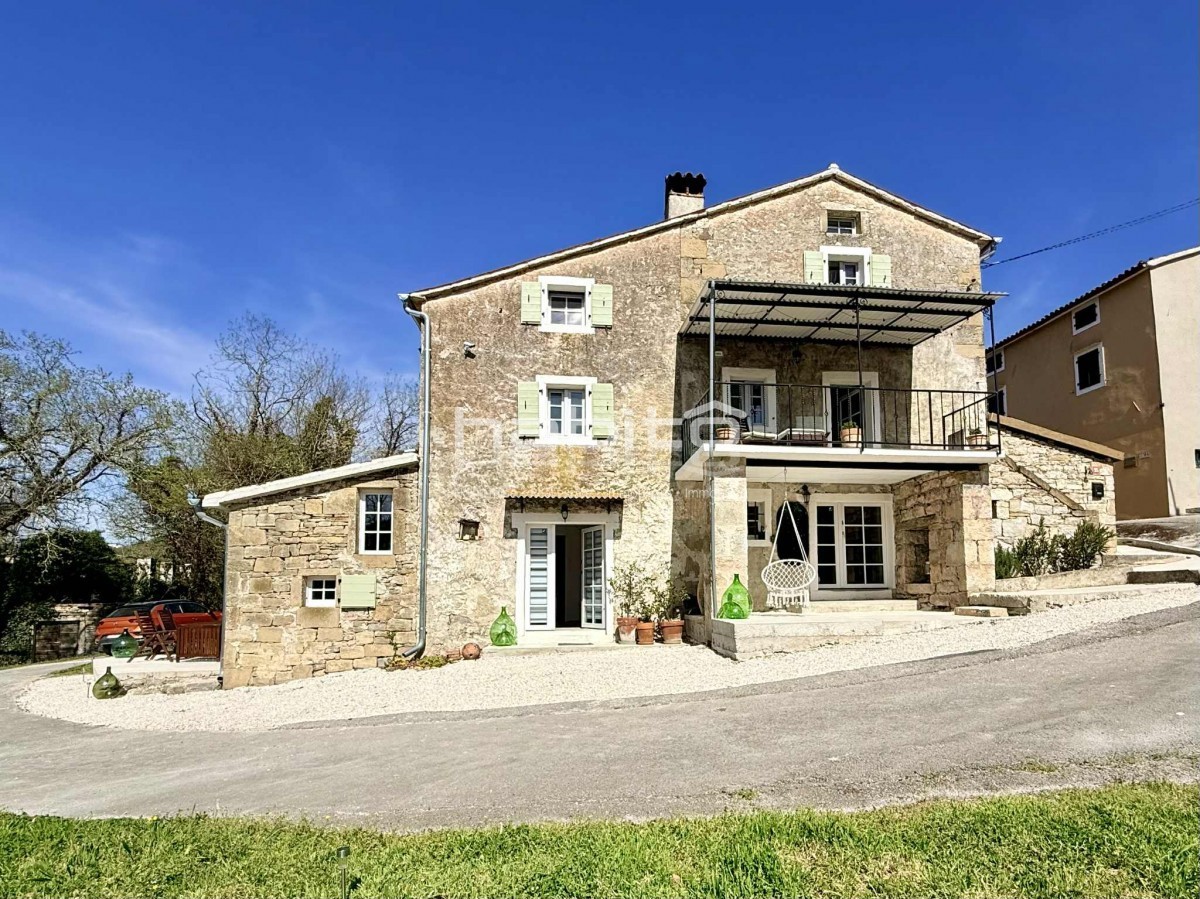 Prenovljena kamnita hiša z očarljivim pogledom na Motovun