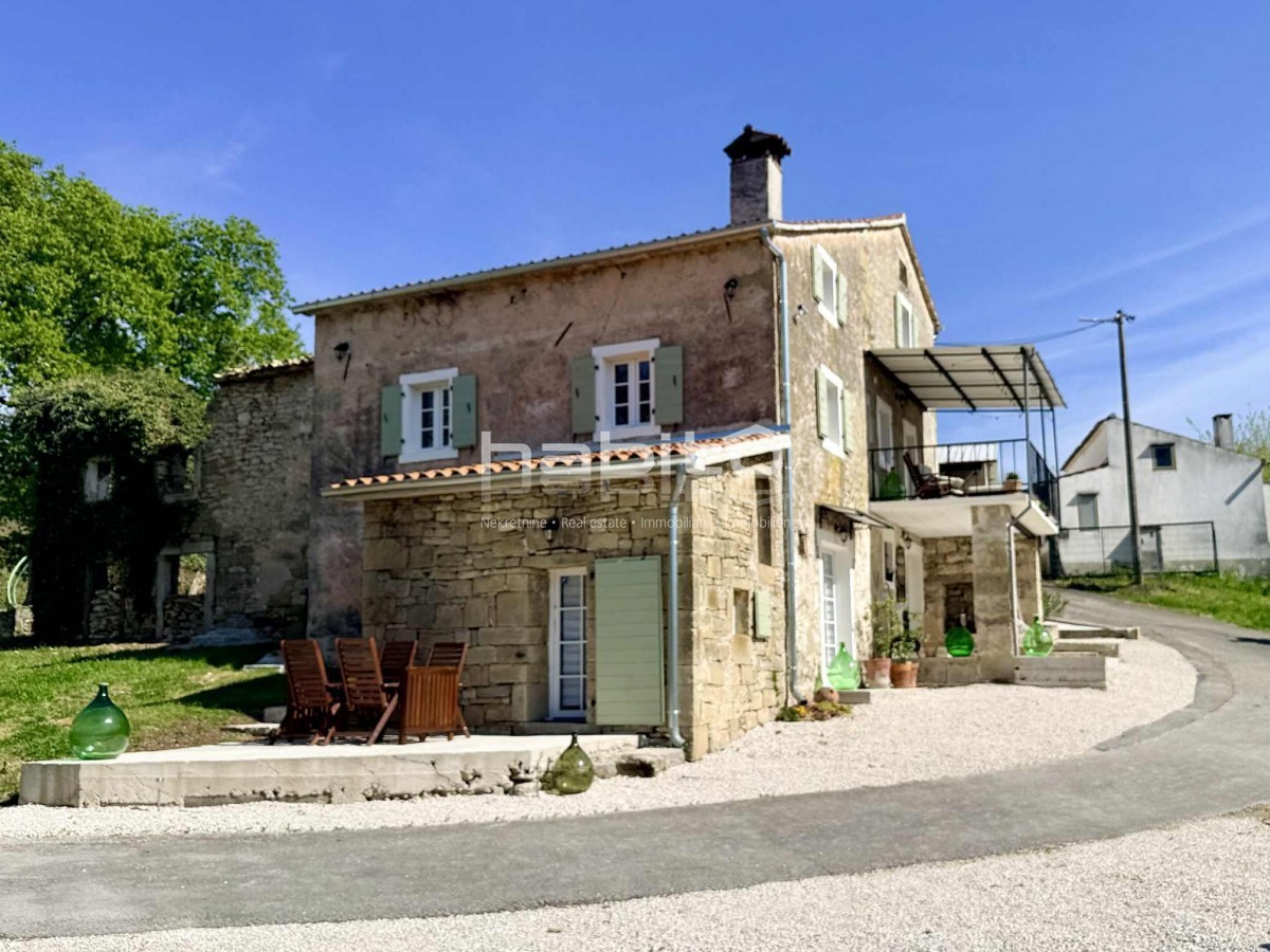 Prenovljena kamnita hiša z očarljivim pogledom na Motovun