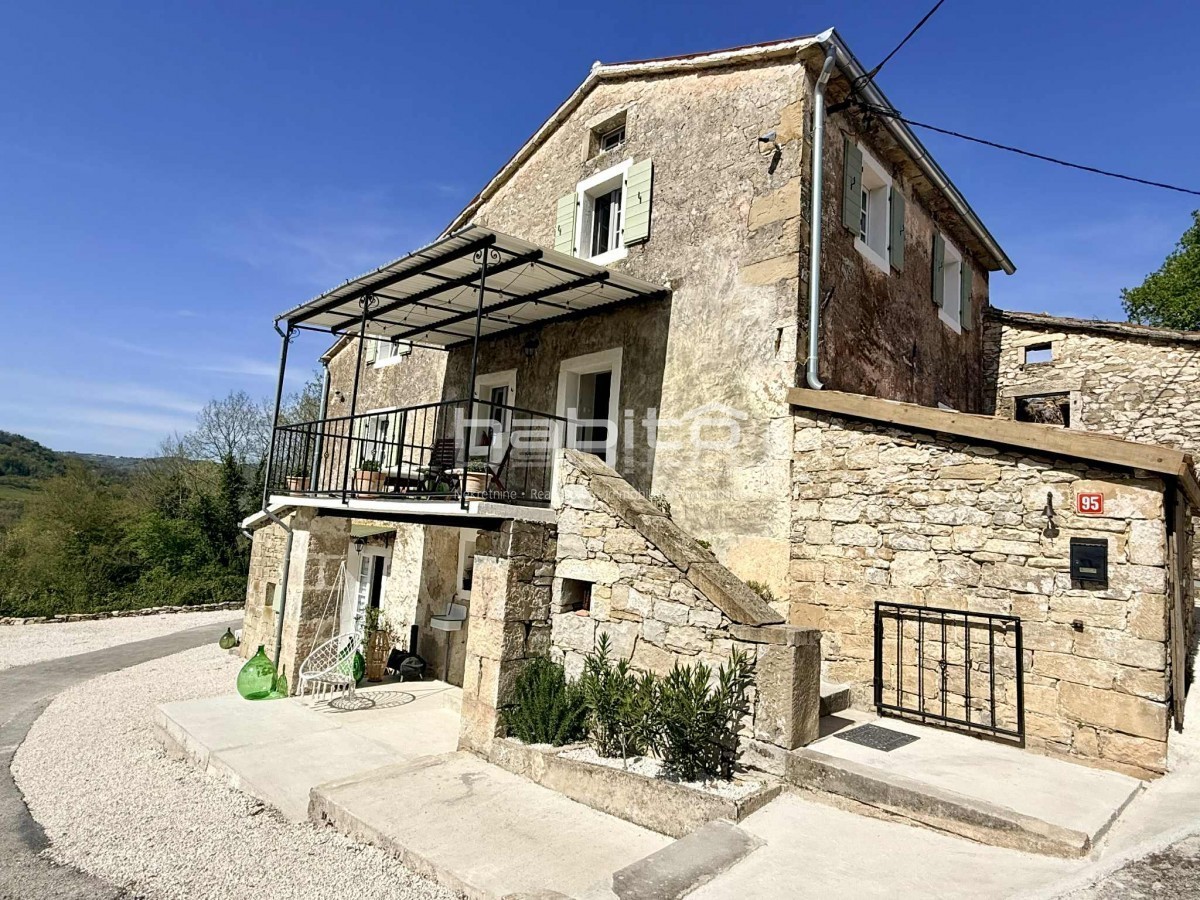 Prenovljena kamnita hiša z očarljivim pogledom na Motovun