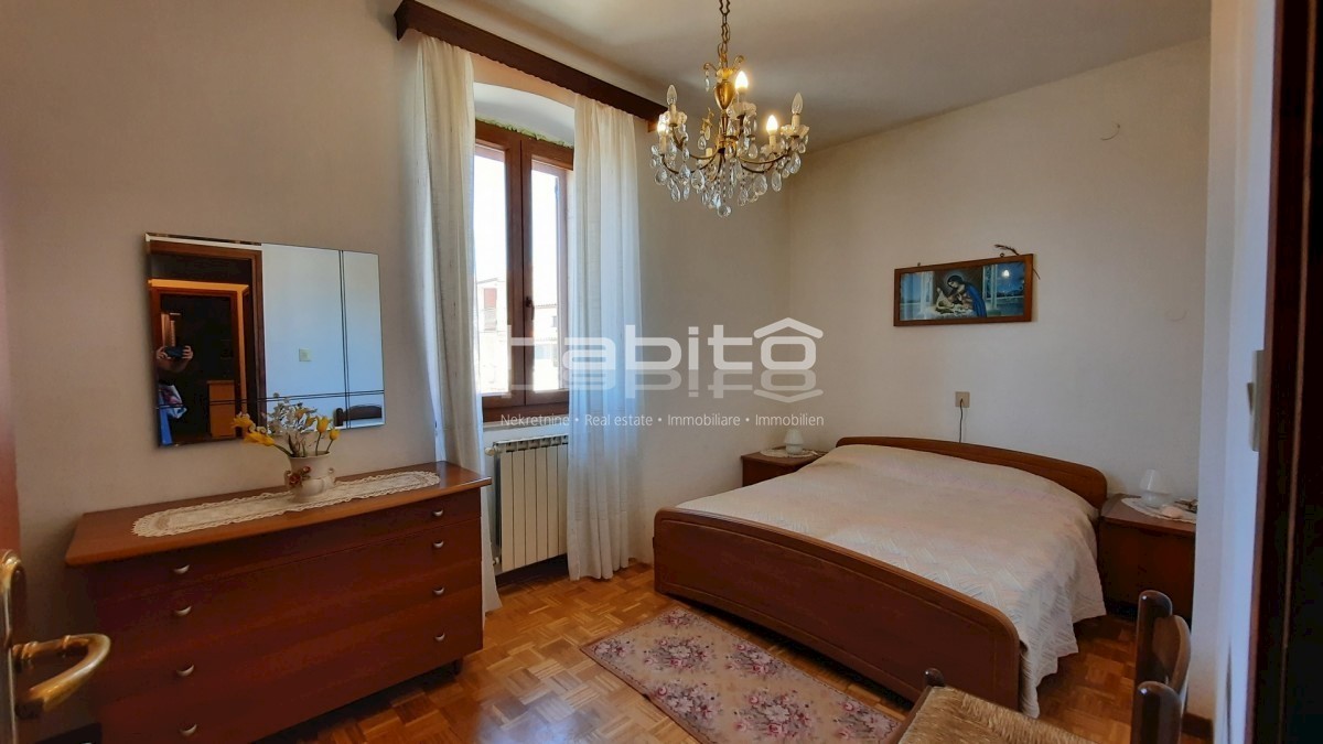 Poreč 10 km, Kaštelir - Obnovljena kamnita hiša z vrtom + 7000 m2 gozda