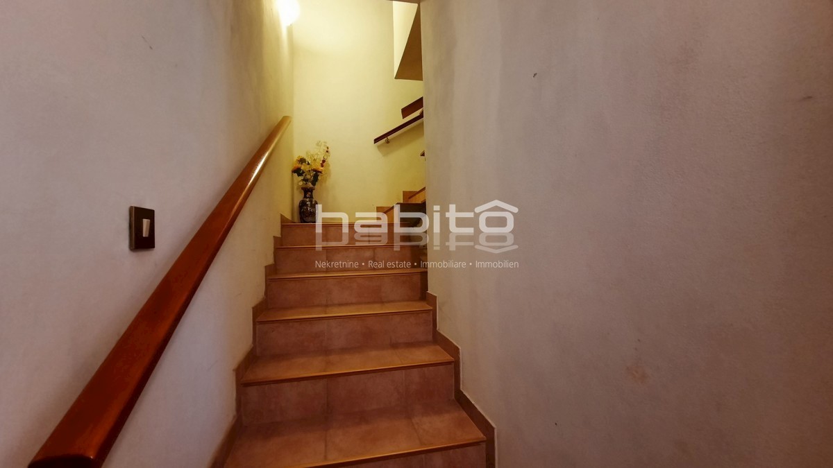 Poreč 10 km, Kaštelir - Obnovljena kamnita hiša z vrtom + 7000 m2 gozda