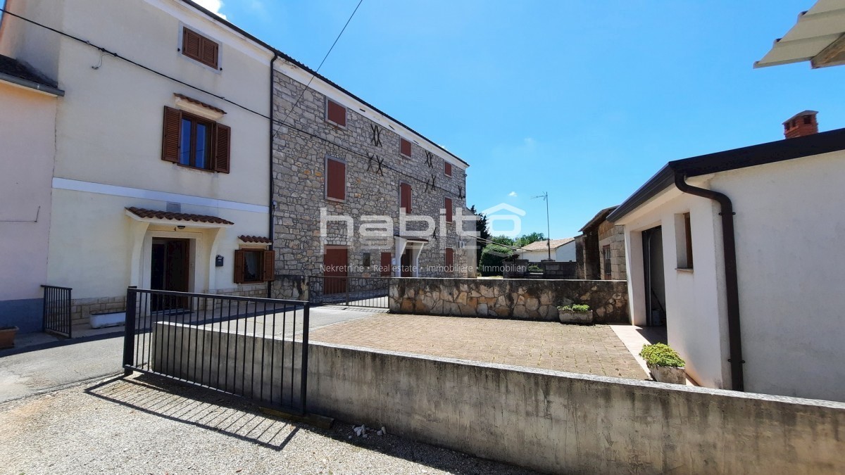 Poreč 10 km, Kaštelir - Obnovljena kamnita hiša z vrtom + 7000 m2 gozda