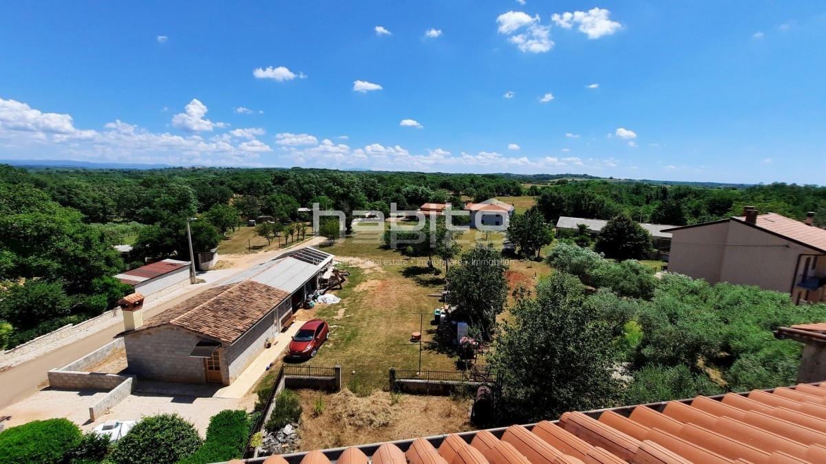 Poreč 10 km, Kaštelir - Obnovljena kamnita hiša z vrtom + 7000 m2 gozda
