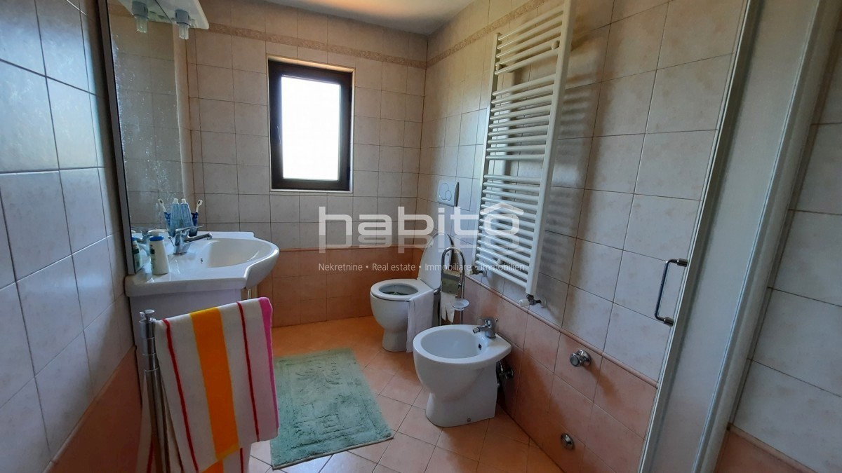 Poreč 10 km, Kaštelir - Obnovljena kamnita hiša z vrtom + 7000 m2 gozda