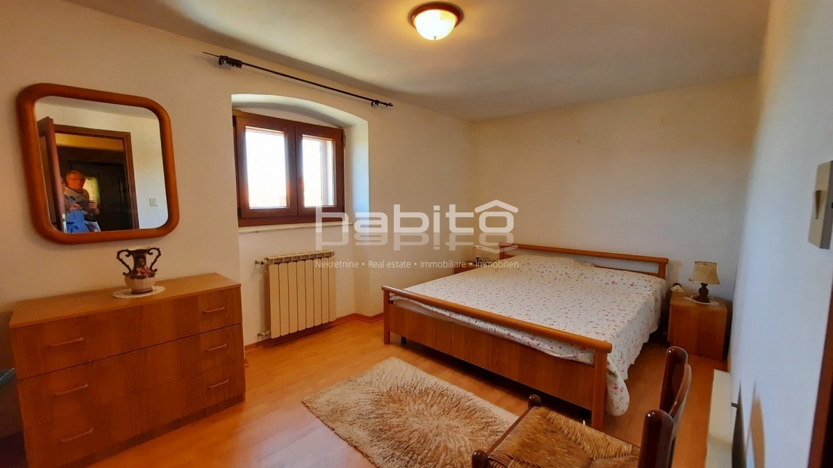 Poreč 10 km, Kaštelir - Obnovljena kamnita hiša z vrtom + 7000 m2 gozda