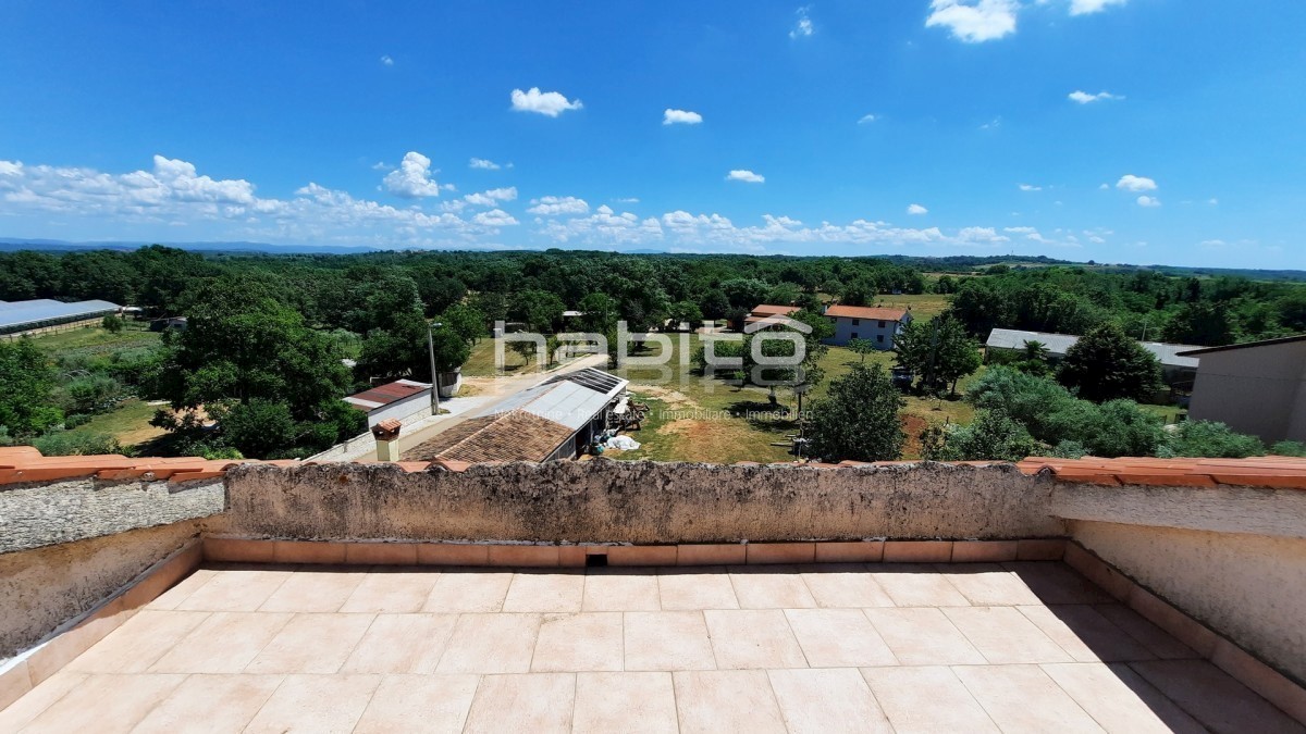 Poreč 10 km, Kaštelir - Obnovljena kamnita hiša z vrtom + 7000 m2 gozda