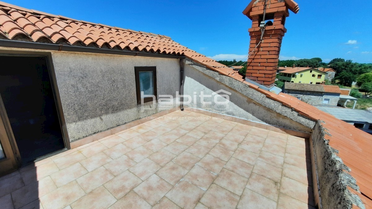 Poreč 10 km, Kaštelir - Obnovljena kamnita hiša z vrtom + 7000 m2 gozda
