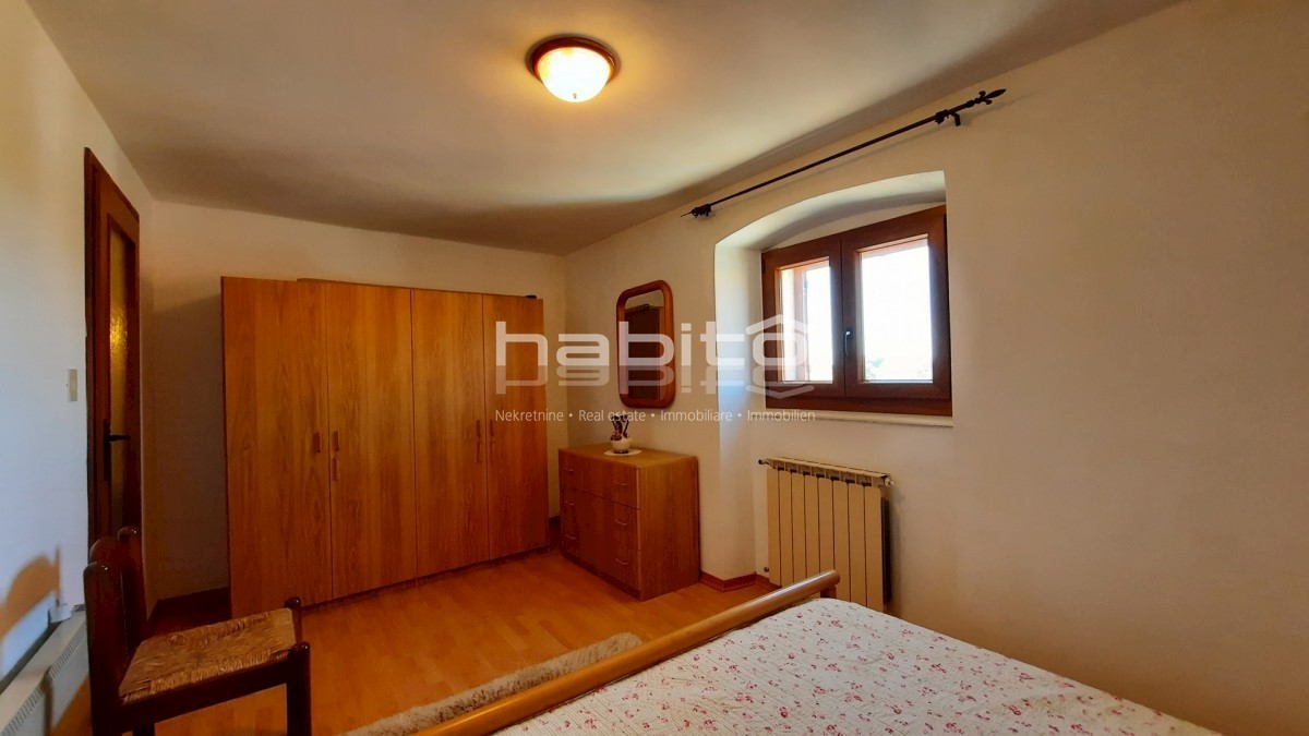 Poreč 10 km, Kaštelir - Obnovljena kamnita hiša z vrtom + 7000 m2 gozda