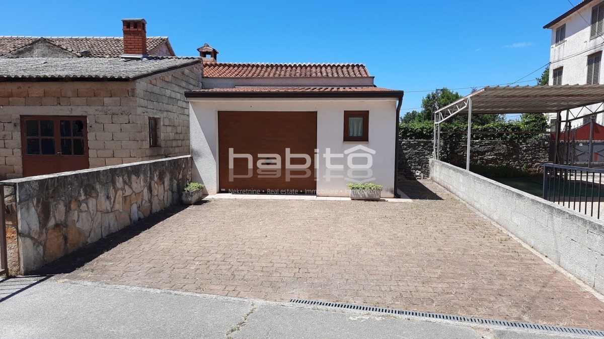 Poreč 10 km, Kaštelir - Obnovljena kamnita hiša z vrtom + 7000 m2 gozda