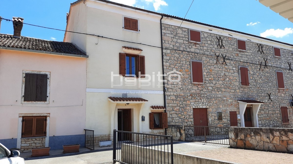 Poreč 10 km, Kaštelir - Obnovljena kamnita hiša z vrtom + 7000 m2 gozda