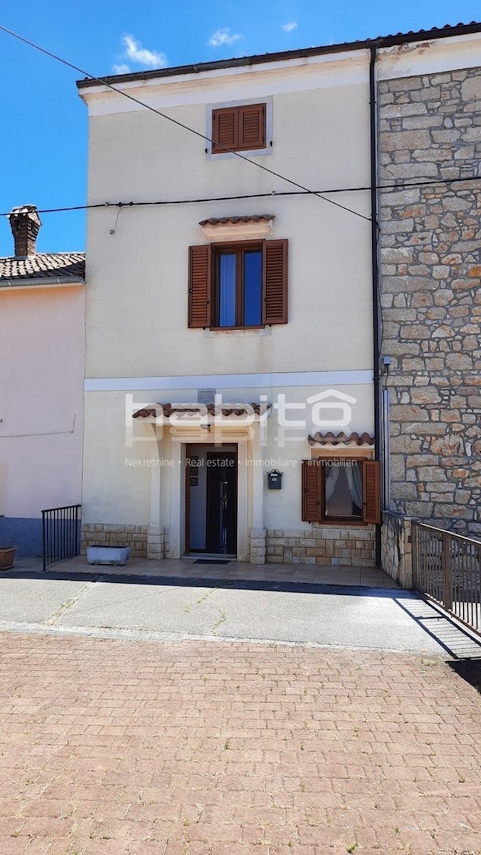 Poreč 10 km, Kaštelir - Obnovljena kamnita hiša z vrtom + 7000 m2 gozda