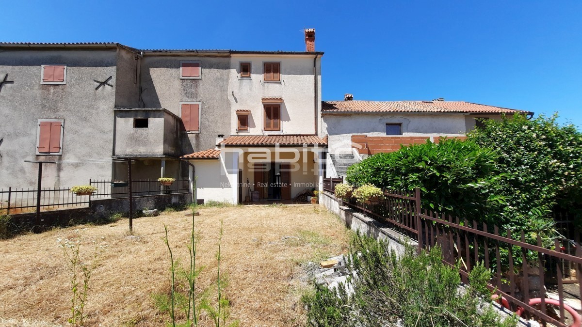 Poreč 10 km, Kaštelir - Obnovljena kamnita hiša z vrtom + 7000 m2 gozda