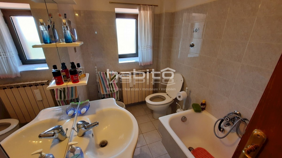 Poreč 10 km, Kaštelir - Obnovljena kamnita hiša z vrtom + 7000 m2 gozda