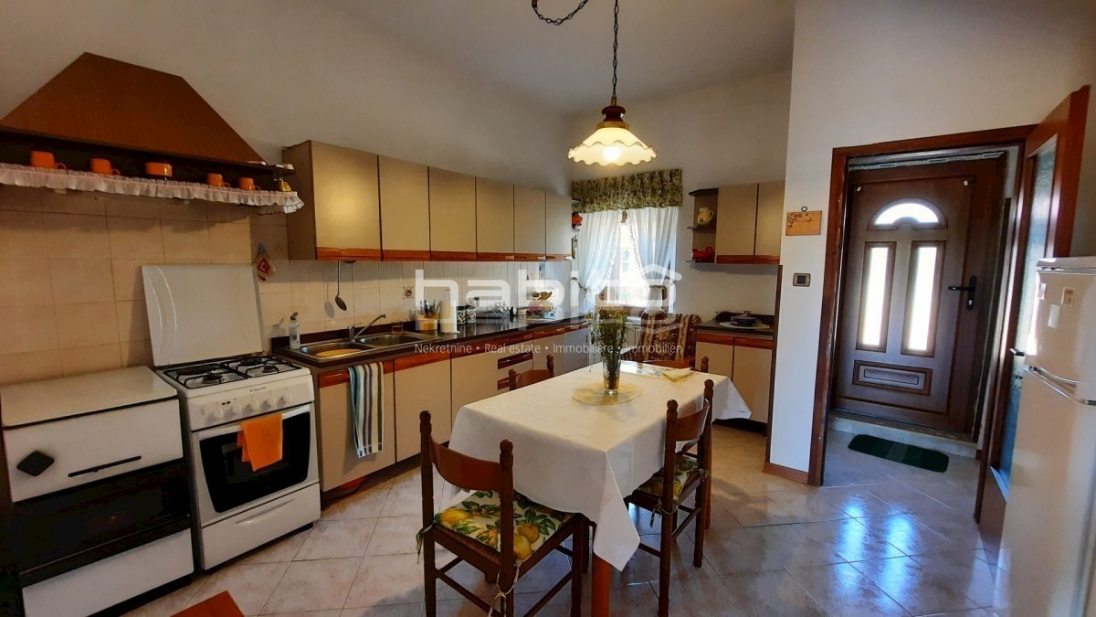 Poreč 10 km, Kaštelir - Obnovljena kamnita hiša z vrtom + 7000 m2 gozda