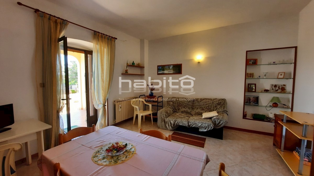 Poreč 10 km, Kaštelir - Obnovljena kamnita hiša z vrtom + 7000 m2 gozda