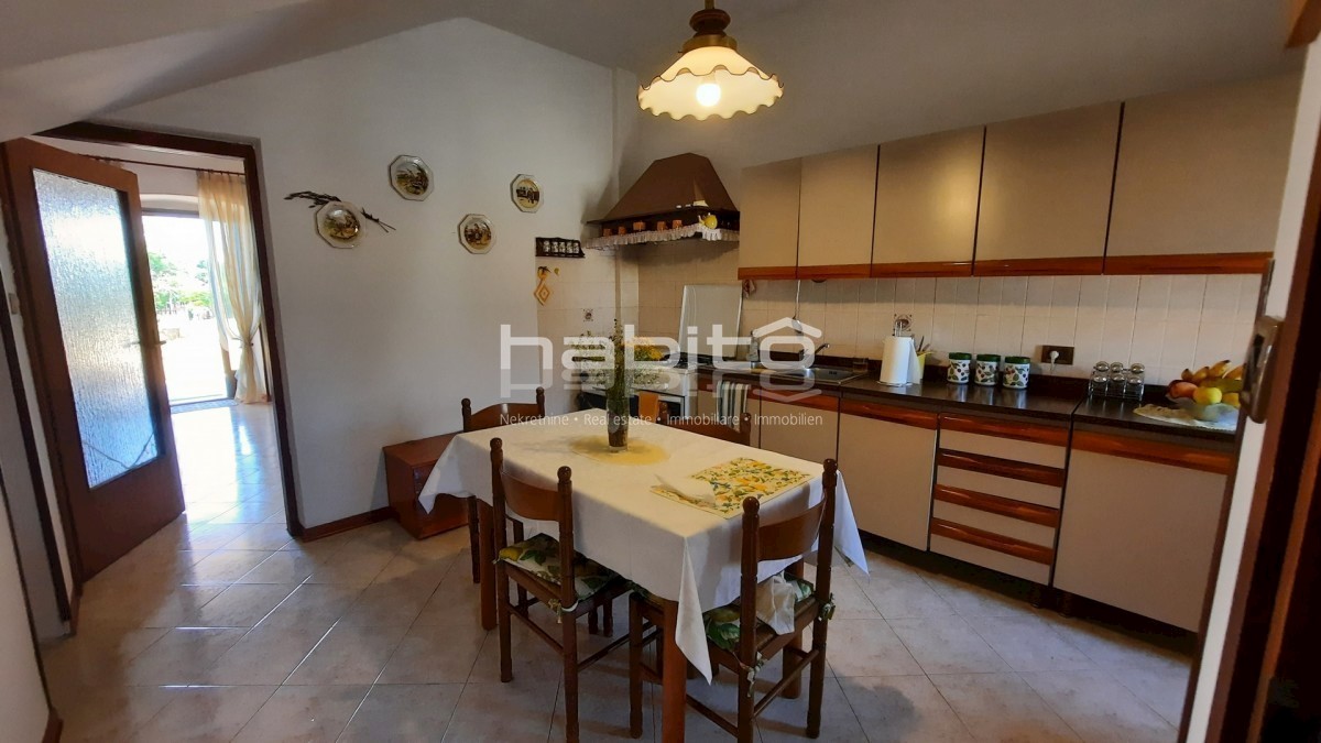 Poreč 10 km, Kaštelir - Obnovljena kamnita hiša z vrtom + 7000 m2 gozda