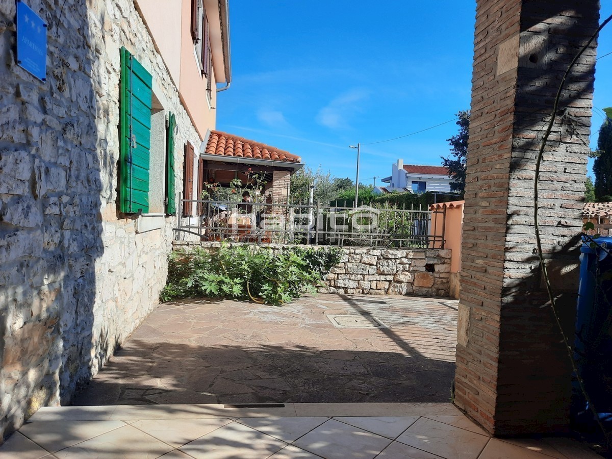 Poreč 13 km - Prenovljena kamnita hiša z manjšim dvoriščem