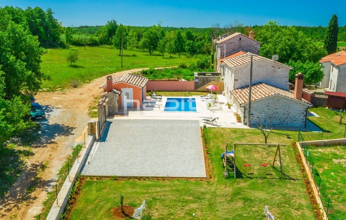 Poreč 17 km - Kamnita hiša z bazenom, izjemno mirna lokacija